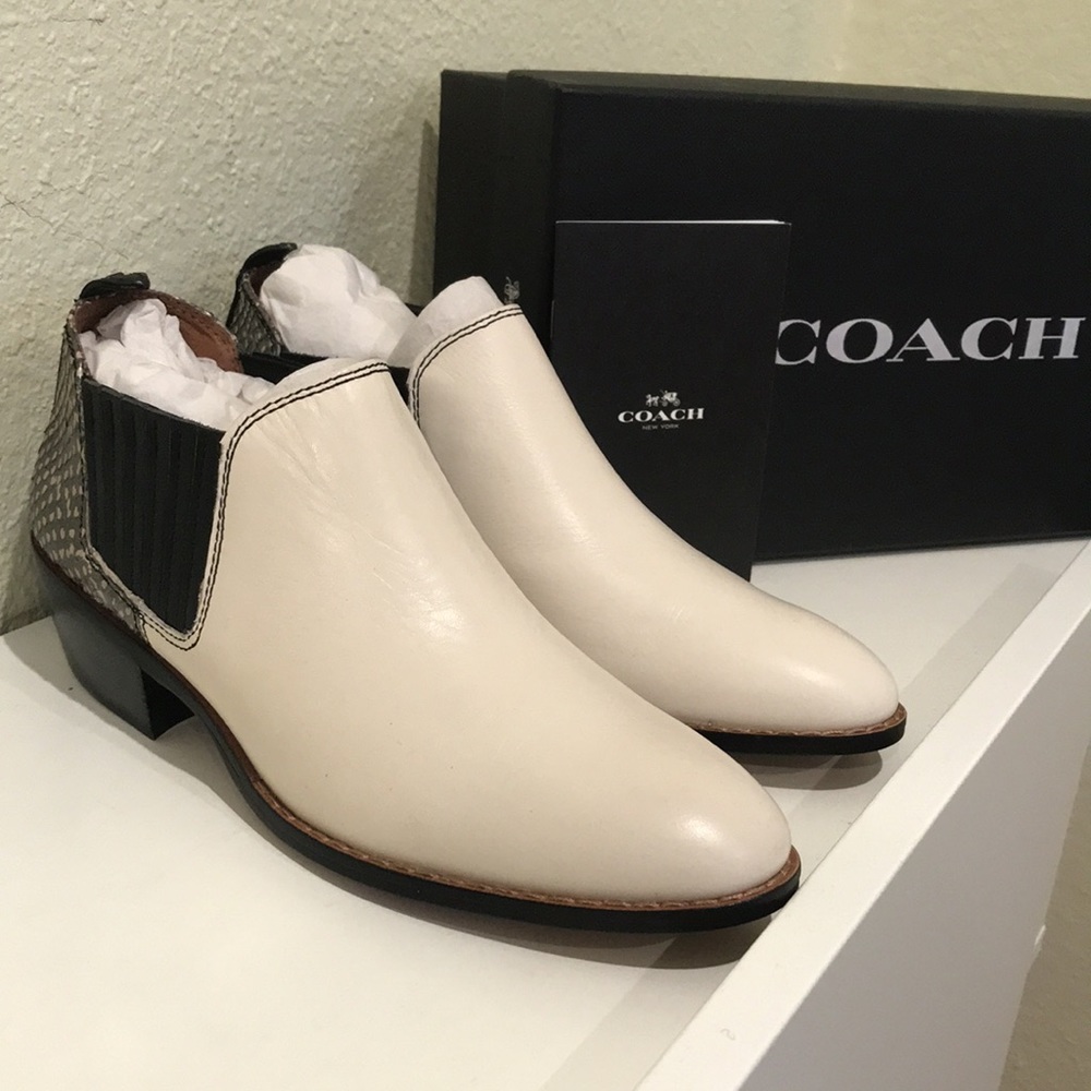 Coach shoes devin shte snake color natural size 5 new with tag !!